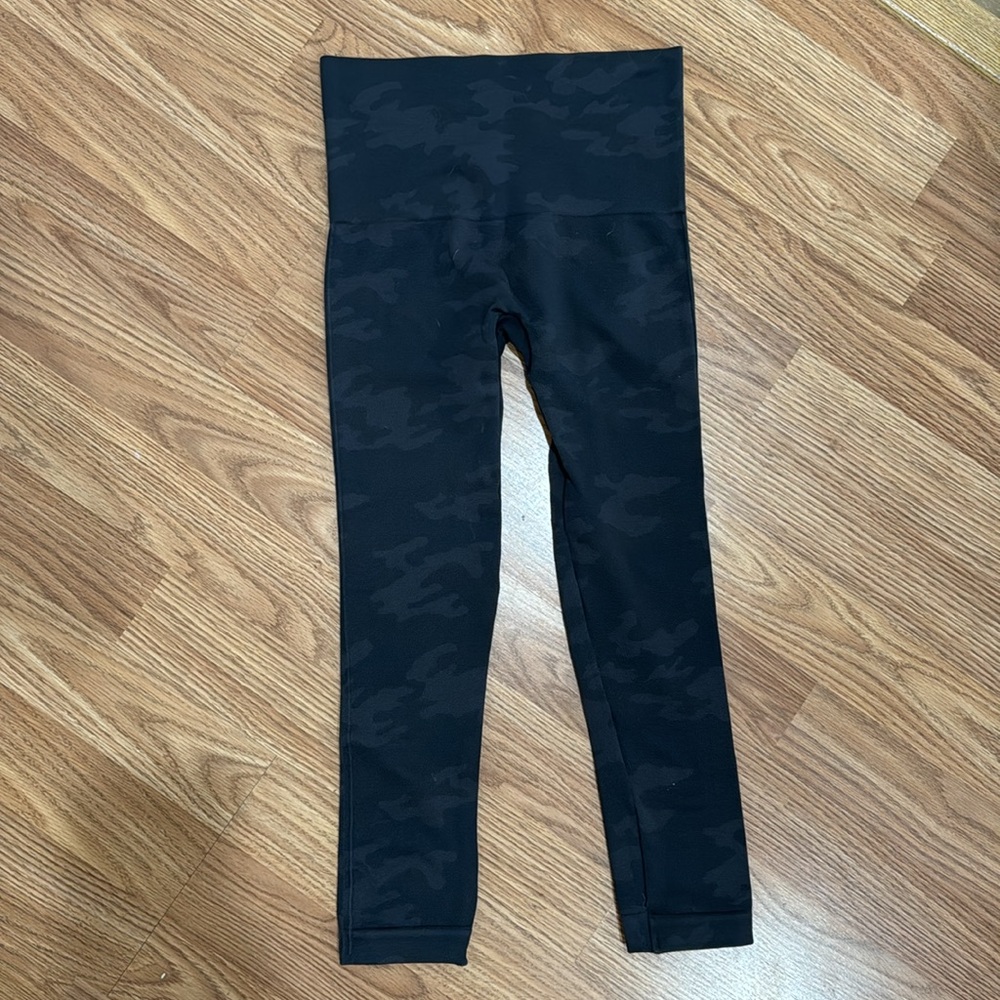 3 Pairs of Spanx Leggings - XS - Camo - Picture 4 of 4